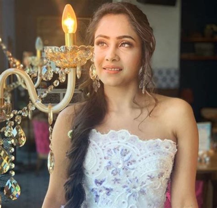 Aasiya Shah - Bio, Age, Height, Single, Nationality, Body Measurement, Career