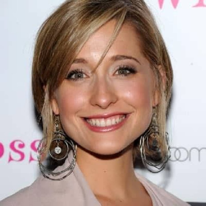 Allison Mack - Bio, Age, Net Worth, Height, Divorce, Nationality, Body Measurement, Career
