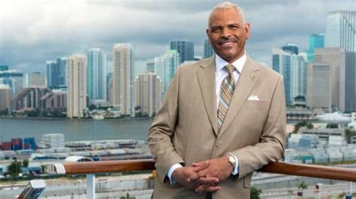 Arnold W Donald - Bio, Age, Net Worth, Married, Nationality, Body Measurement, Career