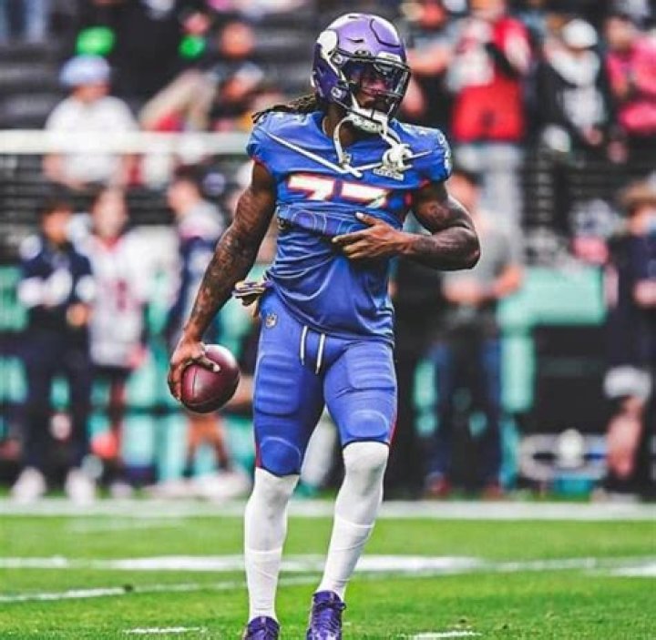 Dalvin Cook - Bio, Career, Single, Age, Net Worth, Height, Facts