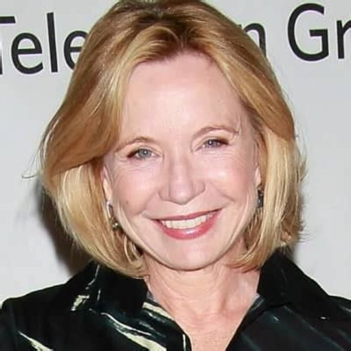 Debra Jo Rupp - Bio, Age, Net Worth, Height, Single, Nationality, Body Measurement, Career