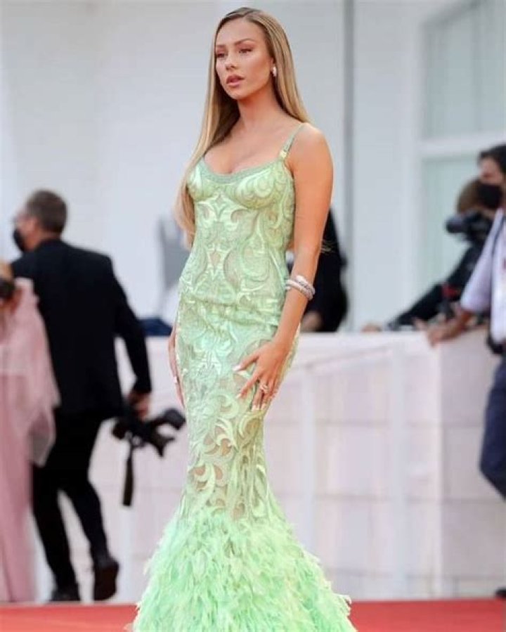 Ester Exposito - Bio, Career, Age, Net Worth, Nationality, Facts