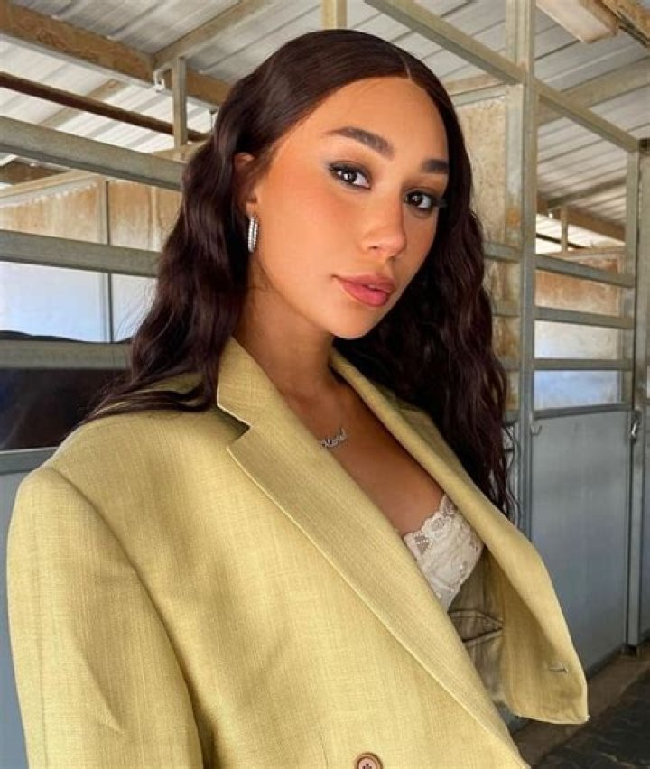Eva Gutowski- Bio, Age, Net Worth, Single, Nationality, Height, Career