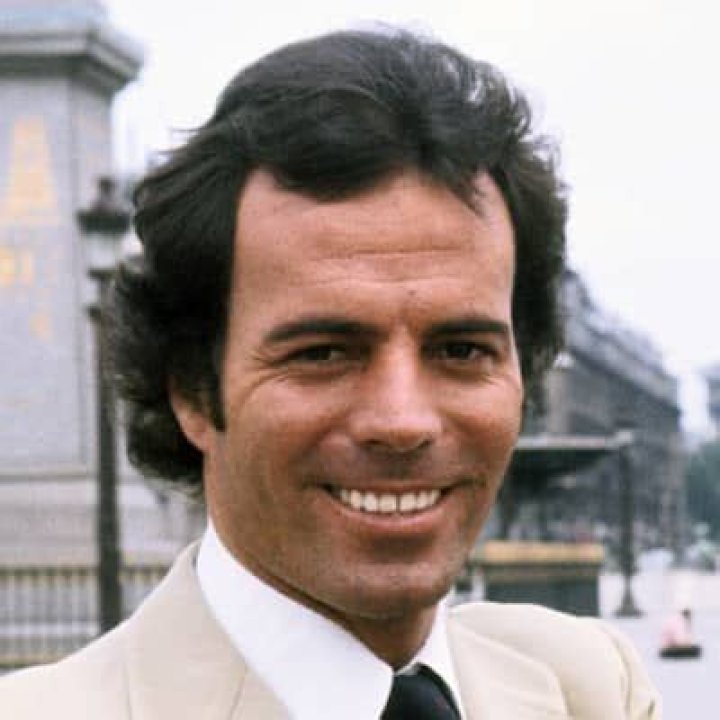 Julio Iglesias - Bio, Age, Net Worth, Height, Married, Nationality, Body Measurement, Career