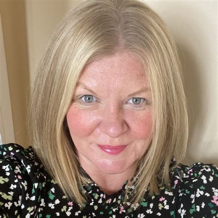 Lily Wallace - Bio, Age, Single, Nationality, Body Measurement, Career