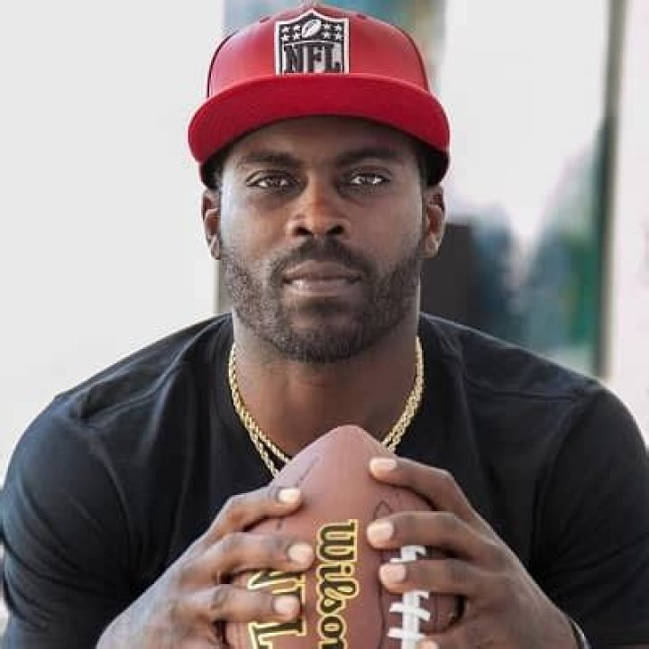 Michael Vick - Bio, Age, Net Worth, Salary, Height, Married, Nationality