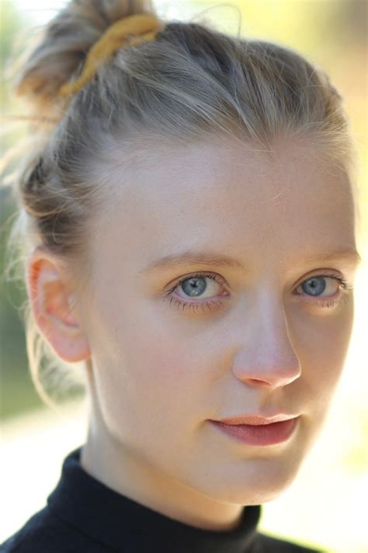 Poppy Lee Friar - Bio, Age, Net Worth, Height, Single, Nationality, Career