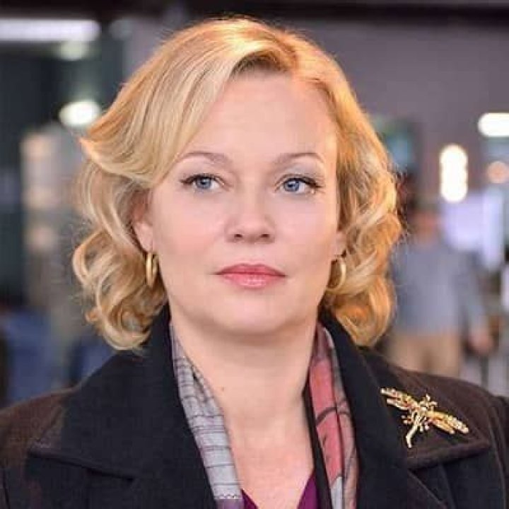 Samantha Mathis - Bio, Age, Net Worth, Height, Nationality, Body Measurement, Career