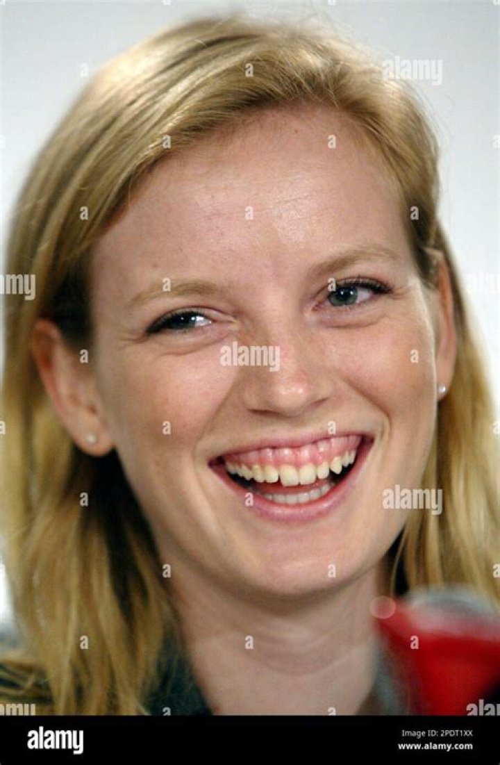 Sarah Polley - Bio, Age, Net Worth, Married, Nationality, Body Measurement, Career