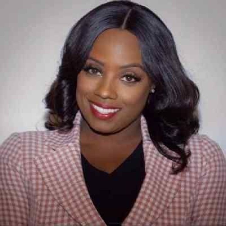 Tia Ewing - Bio, Age, Net Worth, Height, Single, Nationality, Body Measurement, Career