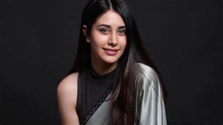Warina Hussain - Bio, Age, Net Worth, Height, Single, Nationality, Body Measurement, Career
