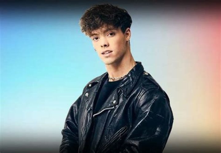 Zach Herron - Bio, Age, Net Worth, Height, Single, Nationality, Career, Wiki